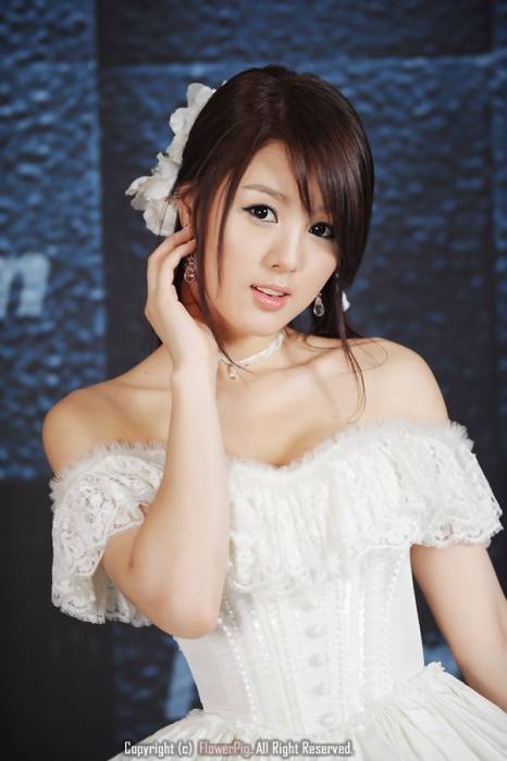 chiboard-b7t41073-20090614_hwang-mi-hee-wedding-dress15_upby-Akat.jpg
