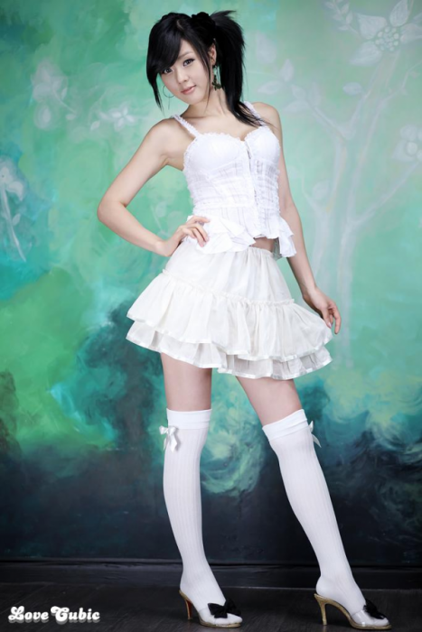 chiboard-b7t47608-20100201_hwang-mi-hee-white-stockings06_upby-oodiny.png